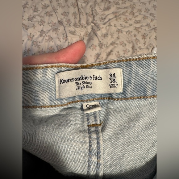 NWT Abercrombie and Fitch Light Wash Curve Love High Rise Skinny Jean - Picture 5 of 7